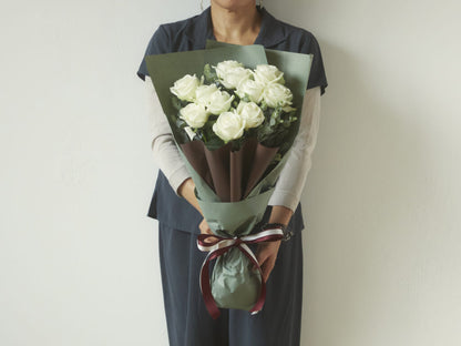 11 White Roses Bouquet